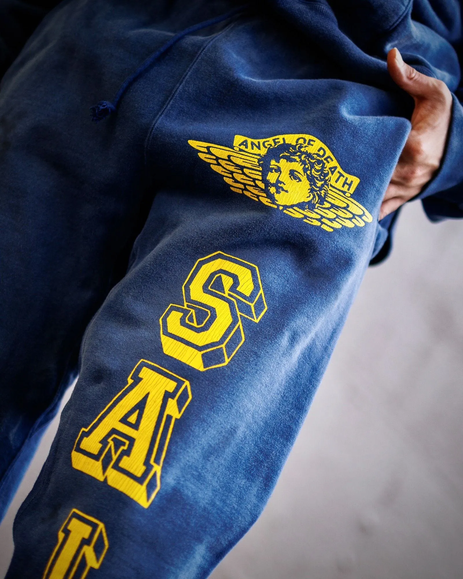 SAINT M×××××× ANGEL SWEATER PANTS/NAVY Angel Reborn Blue Sweatpants Washed Blue S-XL Assute Garment Dyeing Full Clothes Water Fading Dirty and Distressed New Vintage Ceiling God Cut Original Same Style